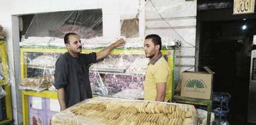 اثنان من العاملين فى فرن بشارع فيصل