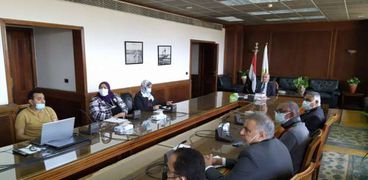 وزير الرى خلال اجتماعه مع عدد من قيادات الوزارة
