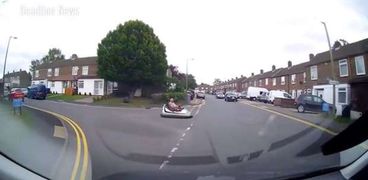 رجل يتجول بسيارة "الملاهي" في أحد شوارع بريطانيا