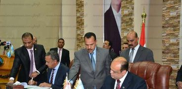اللواء علاء أبوزيد محافظ مطروح خلال توقيعه عقود الاستثمارالثلاثة الجديدة