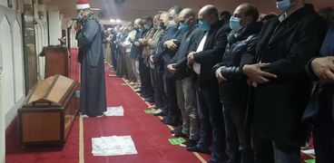 أداء صلاة الجنازة على الكاتب الصحفي الراحل محمود الكردوسي (صور وفيديو)