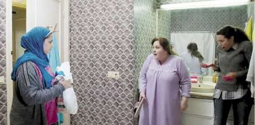 دلال عبدالعزيز فى مشهد من مسلسل «سابع جار»
