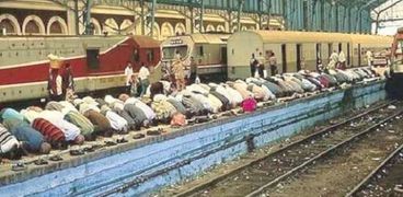 حقيقية الصورة المتداولة للمصليين داخل محطة مصر