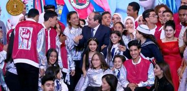 الرئيس عبدالفتاح السيسي مع قادرون باختلاف