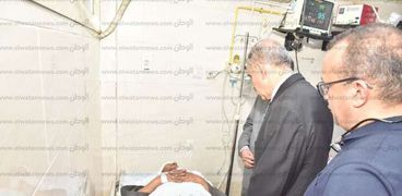 محافظ أسيوط يزور المصابين بالمستشفى الجامعى