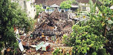 آثار الدمار تظهر على منازل إندونيسية بعد أن ضربها الزلزال