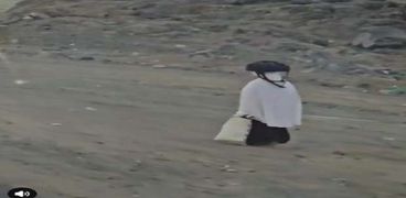 سيدة تسير بمفردها إلى جبل عرفات