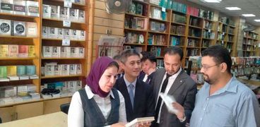 وفد صيني رسمي يزور مكتبة «دار المعارف» بالإسكندرية