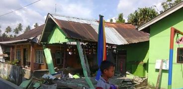 الزلزال يدمر العديد من المنازل فى إندونيسيا