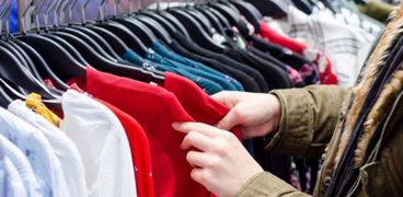 أسعار الملابس الشتوي في الأسواق الشعبية - أرشيفية