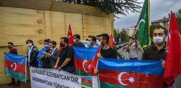 أتراك يحملون العلمين التركي والأذربيجاني