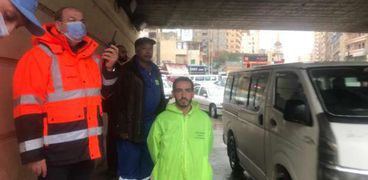 رجال الصرف الصحي في الإسكندرية بنوه الفيضة الكبري