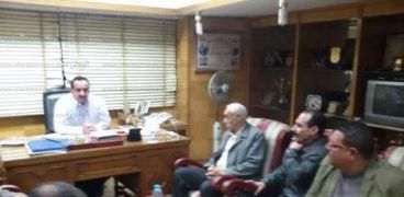 رئيس مجلس مدينة المحلة يرأس جلسة تمهيدية للصلح بين عائلتي "البخ والسبكي " بسبب خلافات عائلية سابقة