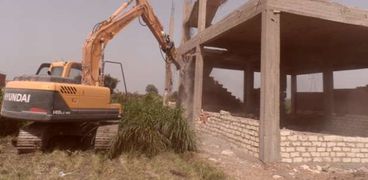 حملة مكبرة لإزالة التعديات على الاراضي الزراعية بمدينة قليوب