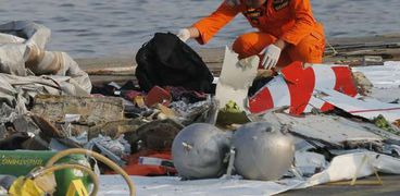 العثور على حطام وأشلاء جثث بشرية في موقع تحطم الطائرة المفقودة