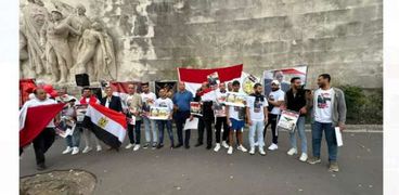 عشرات المصريين يحتفلون بذكرى انتصارات أكتوبر في باريس
