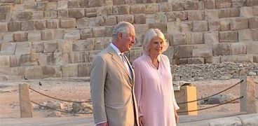 الأمير تشارلز وزوجته في منطقة الأهرامات
