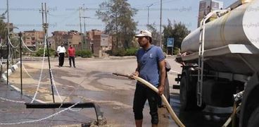 عمال نظافة بالغربية يتغلبون على "الحر" أثناء عملهم"بخراطيم فناطيس مياه