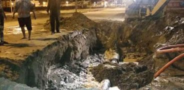 إصلاح كسر مفاجىء بخط المياه المغذي لمنطقة الامتداد العمراني بمدينة رأس البر