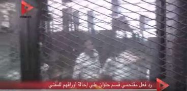 بالفيديو| هرج داخل قفص المتهمين باقتحام "قسم حلوان" بعد الإحالة للمفتي