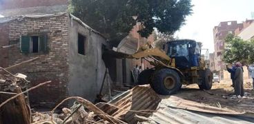 القاهرة : إزالة 113 عشة على أراضى الدولة المحيطة بمحور ترعة الطوارئ