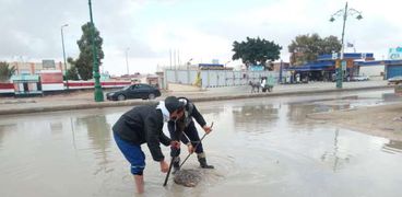 جانب من أعمال فرق الطوارىء بمطروح لإزالة مياه الأمطار من الطرق