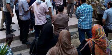 أفراد أمن المستشفى الجامعي بشبين الكوم يواصلون إضرابهم لليوم الثاني للمطالبة بالتثبيت
