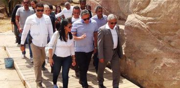 بالصور| وزيرا السياحة والآثار يتفقدان "المسلة الناقصة" بأسوان