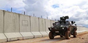 الجدار الخرساني الفاصل بين سوريا وتركيا