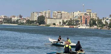 البحث عن جثة أحد الغارقين في نهر النيل