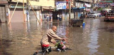 شوارع الإسكندرية تغرق في مياه الأمطار