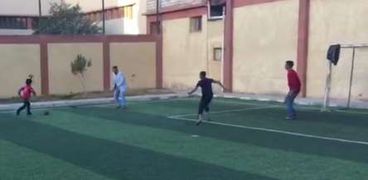 مدير التضامن يلعب القدم مع أطفال الرعاية