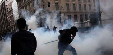بالصور| الشرطة اليونانية تطلق الغاز المسيل للدموع خلال مسيرة في أثينا
