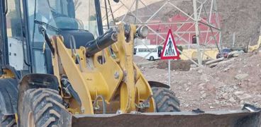 معدات إزالة آثار السيول من طرق جنوب سيناء