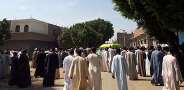 بالصور| أهالي قرية أولاد عليو بسوهاج يشيعون جثمان والدة وزير الزراعة