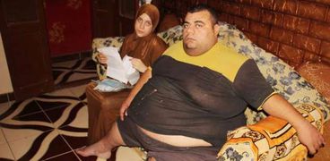 "محمود" مصاب بداء السمنة المفرطة وزوجته - تصوير ماهر العطار