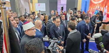 رئيس الوزراء خلال زيارته لجناح فلسطين بالمعرض