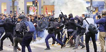 محتجون يشتبكون مع الشرطة الفرنسية خلال تظاهرة ضد «الاحتباس الحرارى» «أ. ف. ب»