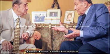 الرئيس الأسبق حسني مبارك في صورة مع فريد الديب خلال احتفاله بعيد ميلاده الـ90