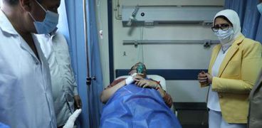 وزيرة الصحة تطمئن على حالة مصابي حادث قطار بنها بالمستشفى التعليمي