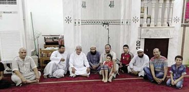 طفلان بصحبة مشايخ مسجد «الإسراء»