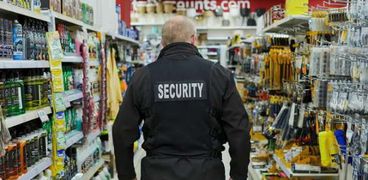 رجل شرطة بريطاني في احد المتاجر