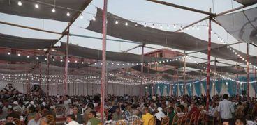 محافظ بني سويف يشارك في حفل إفطار جماعي مع ألفين عامل نظافة