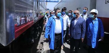وزير النقل يتفقد ورش الفرز بالسكة الحديد: الكل لازم يلتزم بالزي الرسمي