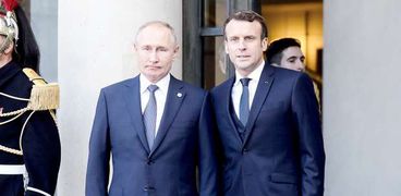 الرئيس الفرنسي إيمانويل ماكرون مع نظيره الروسي فلاديمير بوتين