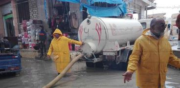 عمال مجلس مدينة الحمام ينزحون مياه الأمطار من الشوارع