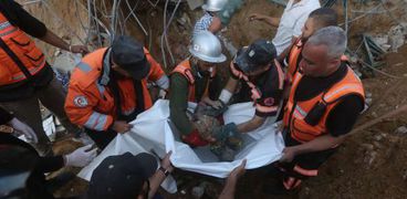 انتشال جثمان طفلة في قطاع غزة