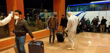 وصول المصريين العائدين من الخارج إلى الفنادق السياحية المخصصة للحجر الصحي بمرسي علم