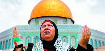 سيدة فلسطينية أمام قبة الصخرة