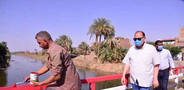 يربط قرى مركز أبوتيج بالمدينة:محافظ أسيوط يتفقد أعمال إنشاء  كوبرى رقم 149 على ترعة نجع حمادي